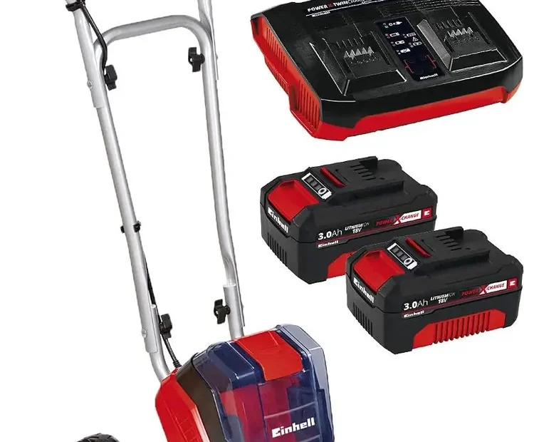 Bineuse sans fil Einhell GE-CR 30 Li rouge avec ses deux batteries Power X-Change de 3,0 Ah et son chargeur double, sur fond blanc