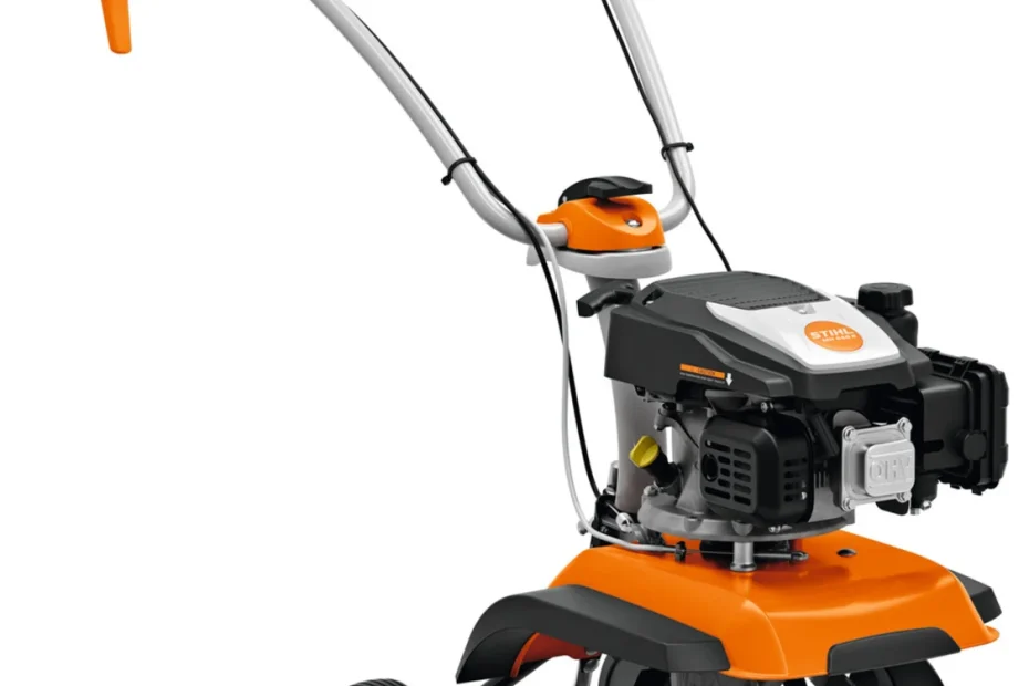 Motobineuse thermique STIHL MH 445 R orange, blanche et noire, moteur 139 cm³, fraises sur 45 cm et roue avant, sur fond blanc