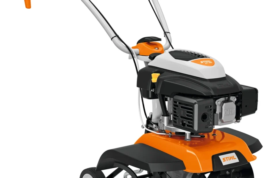 Motobineuse thermique STIHL MH 560 orange, blanche et noire, moteur Kohler, fraises sur 60 cm et roue de transport, sur fond blanc