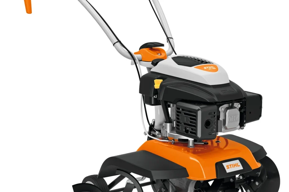 Motobineuse thermique STIHL MH 585 orange, blanche et noire, moteur Kohler, fraises et disques latéraux, sur fond blanc