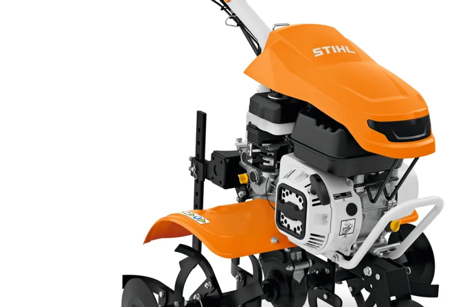 Motobineuse thermique STIHL MH 600 orange et blanche, moteur 212 cm³, fraises, éperon et roue de transport, sur fond blanc