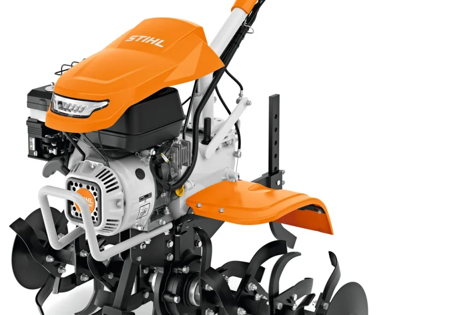 Motobineuse thermique STIHL MH 700 orange et blanche, moteur 252 cm³, fraises sur 120 cm, roue avant et éperon, sur fond blanc