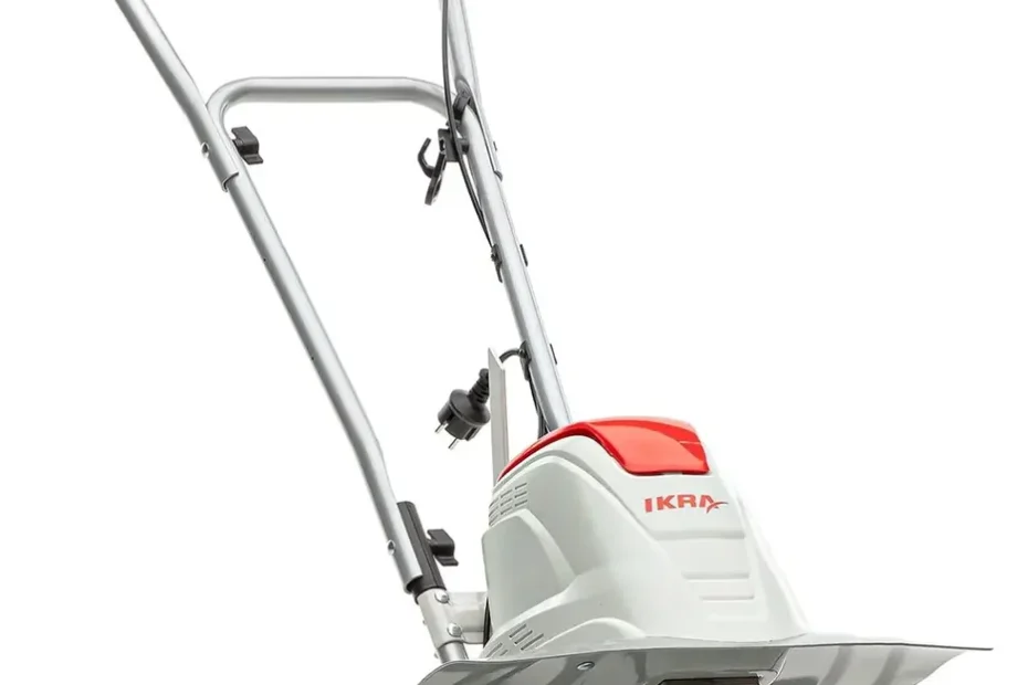 Motobineuse électrique IKRA FEM 1500 grise et rouge avec ses six groupes de couteaux et son guidon repliable, sur fond blanc