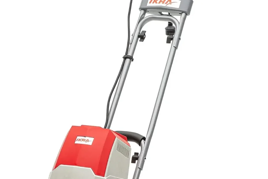 Motobineuse électrique IKRA IEM 1200 grise et rouge, six fraises et guidon haut, sur fond blanc