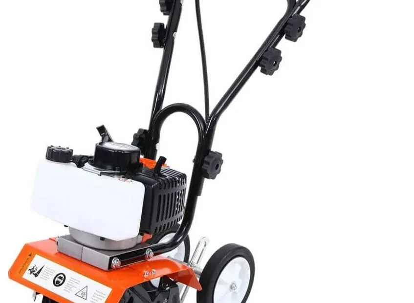 Mini motobineuse thermique Dealourus 52cc orange et noire, moteur 2 temps, quatre fraises et deux roues arrière, sur fond blanc