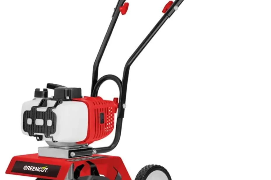 Mini motobineuse thermique Greencut GTC130X rouge et blanche avec ses couteaux et ses deux roues de transport, sur fond blanc