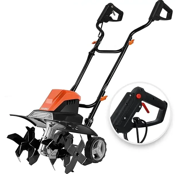 Motobineuse électrique Masko 1500 W orange et noire avec ses fraises, sa roue de transport et le détail de la gâchette, sur fond blanc