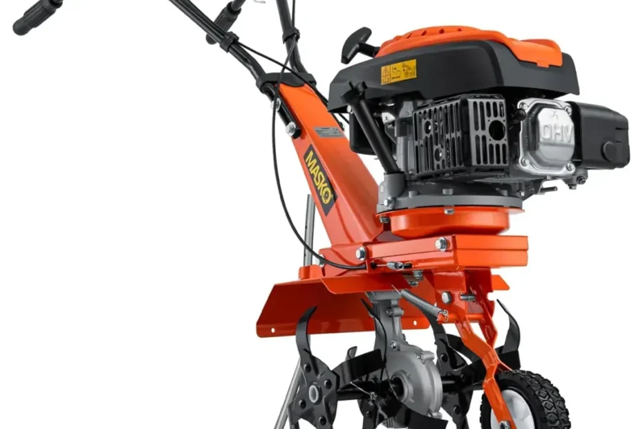 Motobineuse thermique Masko MK-909 orange et noire, moteur OHV, quatre fraises et roue avant, sur fond blanc