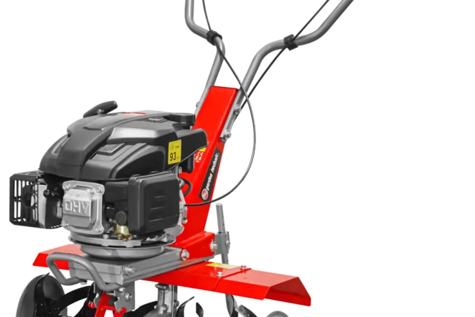 Motobineuse thermique ELEM Garden Technic MTBT59-CC139L rouge et grise vue de trois quarts, six fraises, caches de protection et roue avant, sur fond blanc