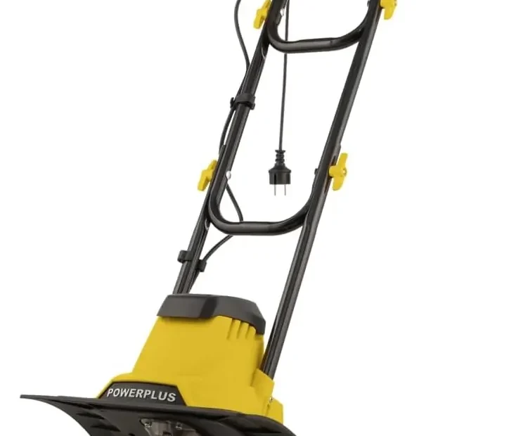 Bineuse électrique Powerplus POWEG72000 jaune et noire avec ses quatre fraises et son guidon vélo, sur fond blanc