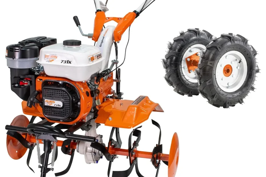 Motobineuse thermique RURIS 731FR vue de trois quarts sur sa béquille, avec ses fraises, ses disques de protection et les deux roues livrées, sur fond blanc