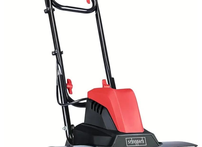 Motobineuse électrique Scheppach MTE460 rouge et noire avec ses six étoiles de couteaux et ses roues, sur fond blanc