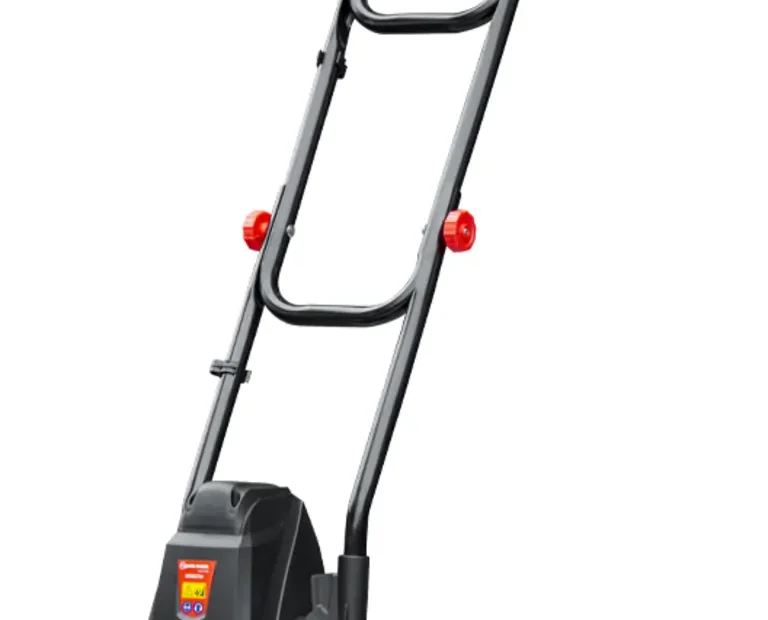 Bineuse électrique ELEM Garden Technic MTBE754 noire avec ses quatre fraises et son guidon haut, sur fond blanc