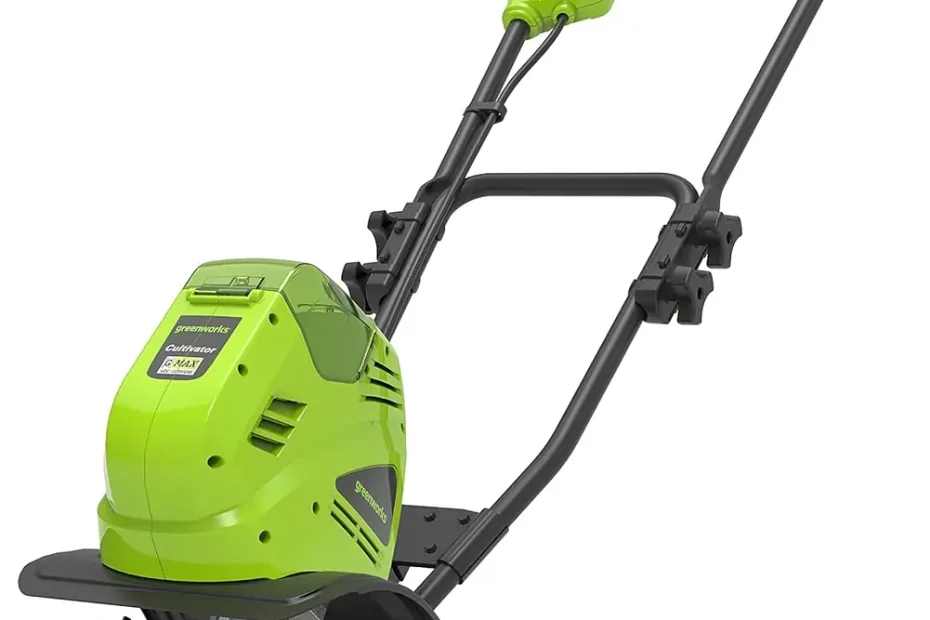 Bineuse sans fil Greenworks G40TL verte, quatre fraises, roues arrière et guidon pliable, sur fond blanc