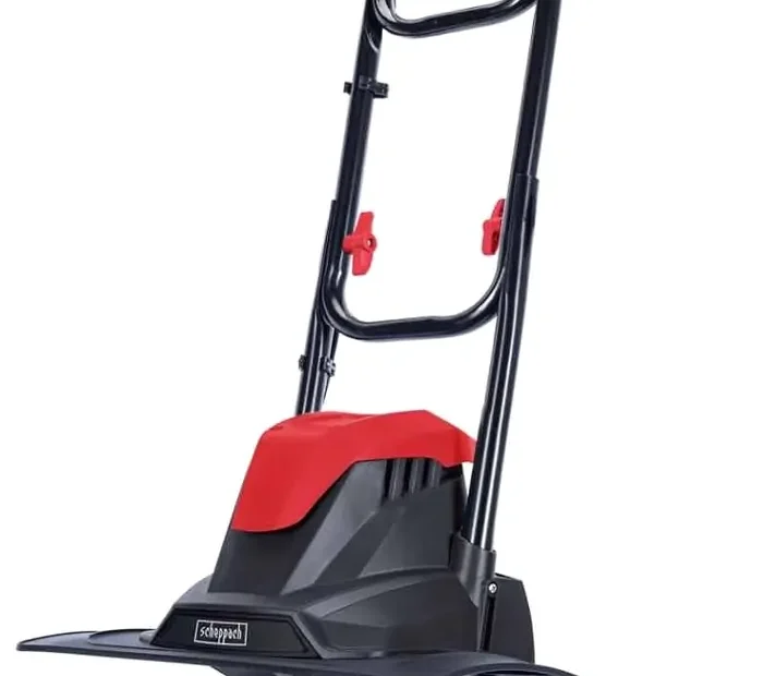 Motobineuse électrique Scheppach MTE380 rouge et noire, quatre étoiles de couteaux et guidon haut, sur fond blanc