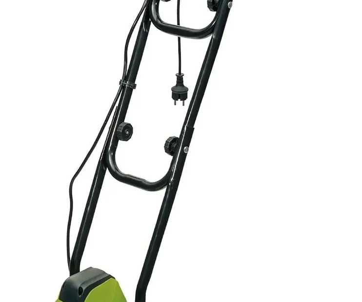 Motobineuse électrique Werka Pro 11110 verte et noire avec ses quatre fraises et son guidon haut, sur fond blanc