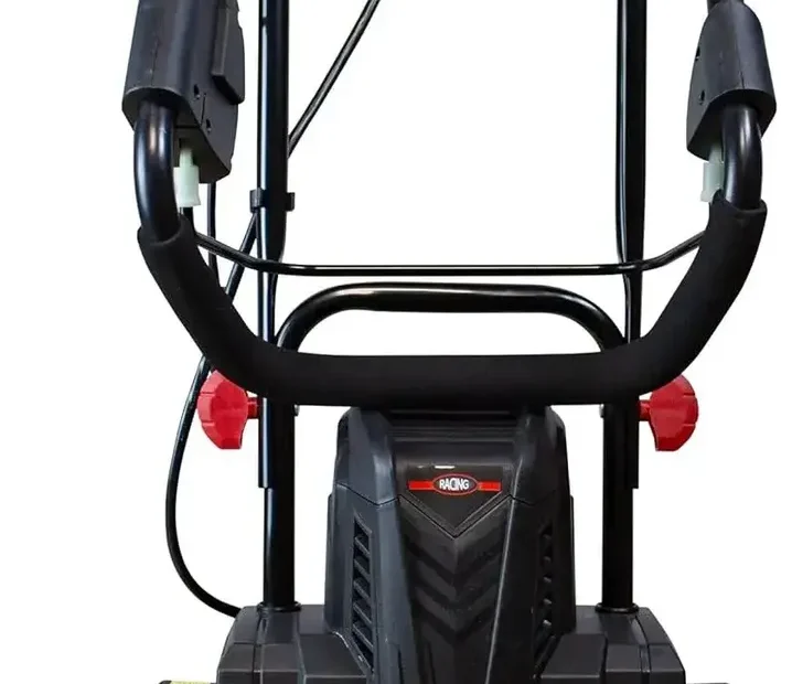 Bineuse électrique Racing RAC1036ET noire, guidon à molettes rouges et quatre fraises, sur fond blanc