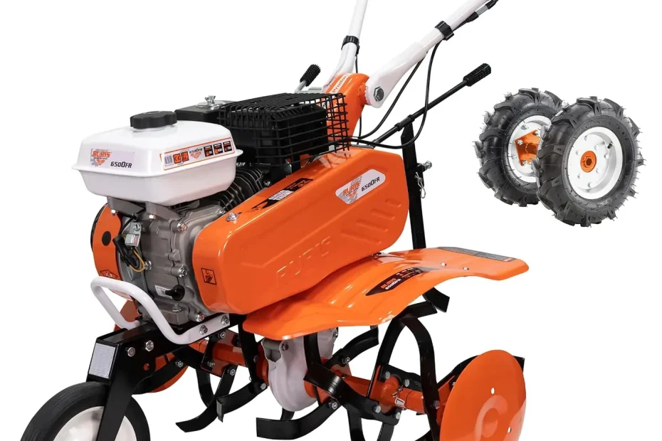 Motobineuse thermique RURIS 6500FR vue de trois quarts avec ses fraises, ses disques de protection et les deux roues agraires livrées, sur fond blanc