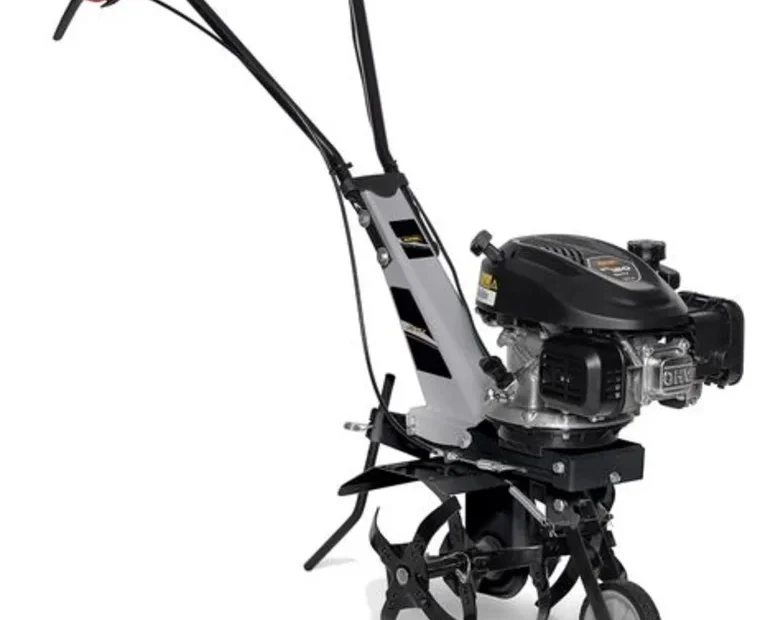 Motobineuse thermique Alpina TI 36 G blanche et noire, moteur 100 cm³, quatre fraises et roue avant, sur fond blanc