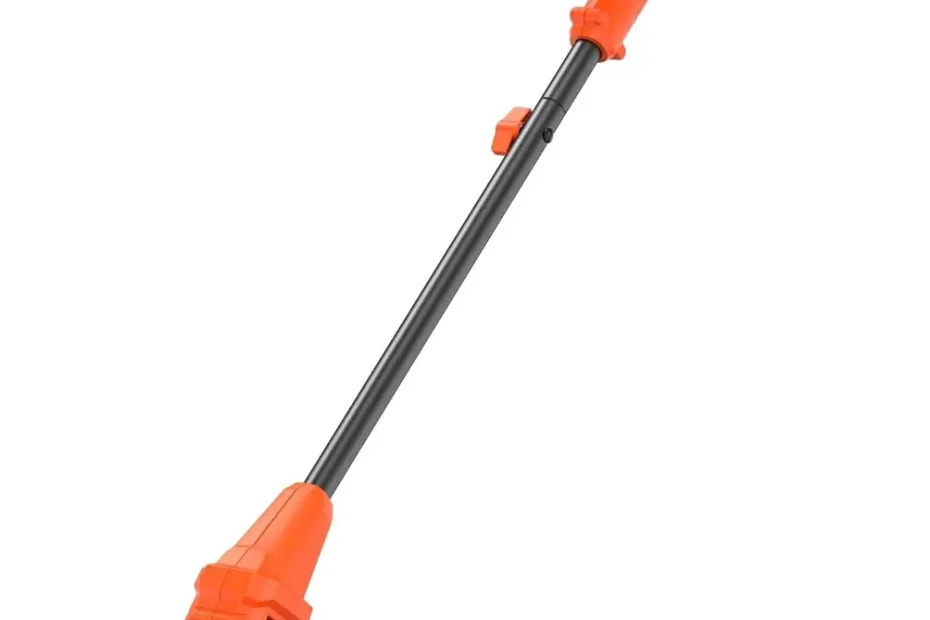 Motobineuse sans fil Black+Decker BETL1820L orange avec sa batterie 18 V clipsée en haut du manche et ses quatre lames en acier, sur fond blanc