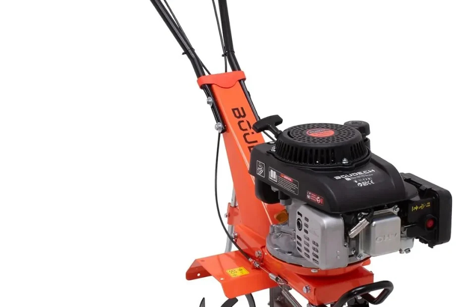 Motobineuse thermique Boudech Tukang 140 orange et noire, moteur 4 temps 140 cm³, fraises et roue avant, sur fond blanc