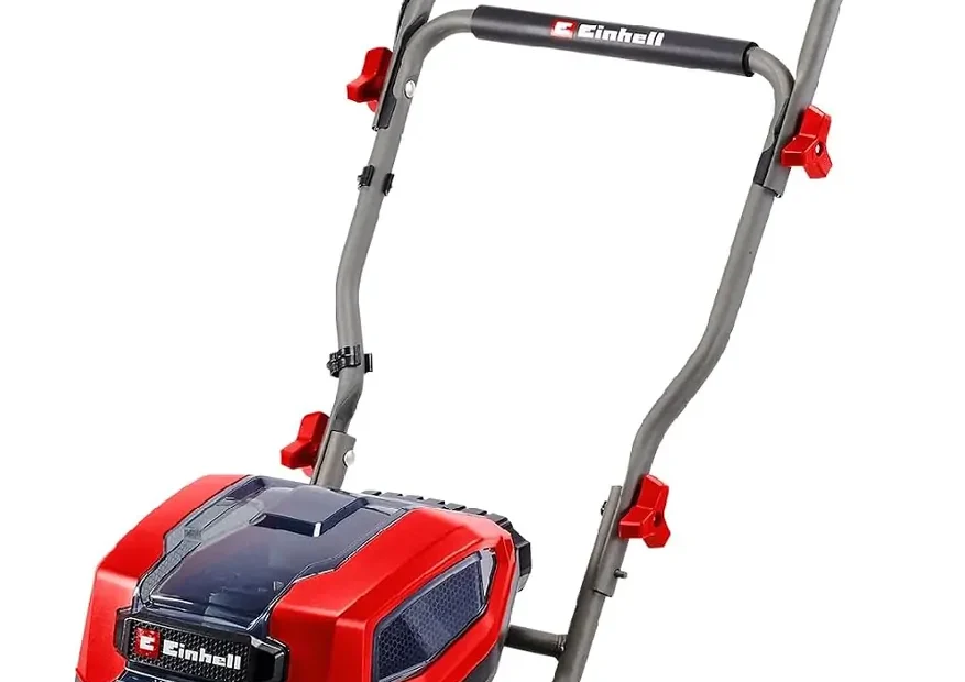 Motobineuse sans fil Einhell GP-CR 36/45 Li E BL rouge et grise, logement de batteries, six fraises et roues, vue de trois quarts sur fond blanc