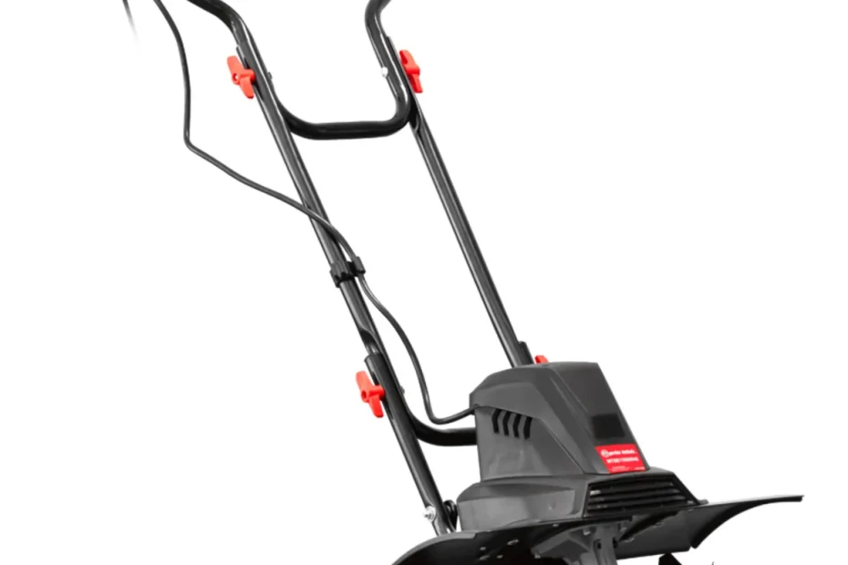 Motobineuse électrique ELEM Garden Technic MTBE1506W45 noire et rouge, six fraises et roues, vue de trois quarts sur fond blanc
