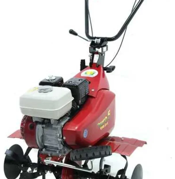 Motobineuse Eurosystems Euro 5 Evo 2+1 rouge à moteur Honda GX160, six étoiles de fraises, roue avant et disques protège-plantes, sur fond blanc