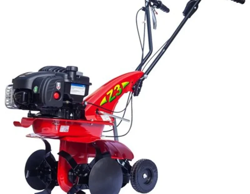 Motobineuse Eurosystems Z3 rouge, moteur Briggs & Stratton, quatre étoiles de fraises, disques protège-plantes et double roue arrière, sur fond blanc