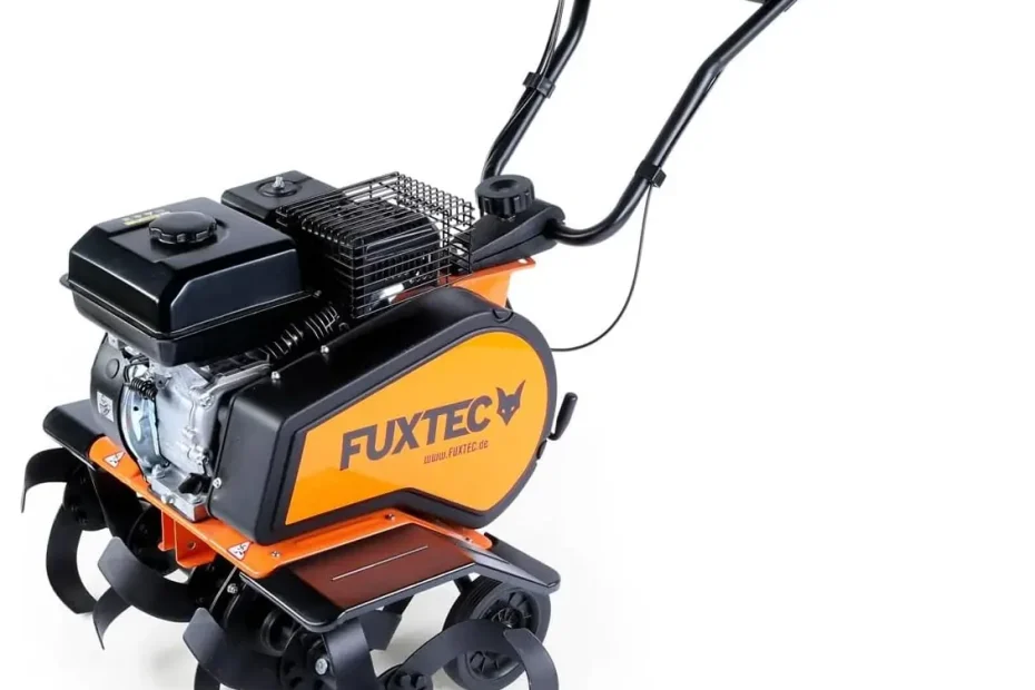 Motobineuse thermique Fuxtec FX-AF1212 orange et noire, moteur RATO 212 cm³, fraises et guidon, vue de trois quarts sur fond blanc