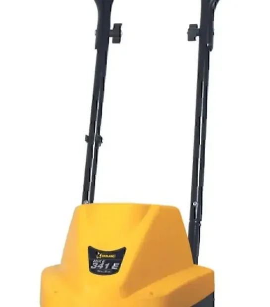 Motobineuse électrique Garland MULE 341 E jaune et noire, guidon pliable et quatre groupes de fraises, sur fond blanc