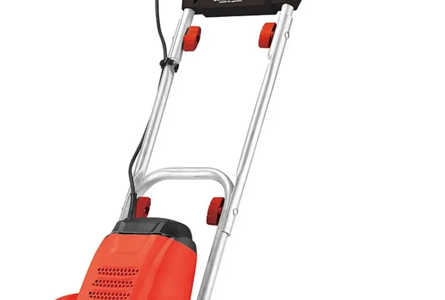 Motobineuse électrique Hecht 738 rouge, guidon chromé à poignées orange et quatre fraises de quatre couteaux, sur fond blanc