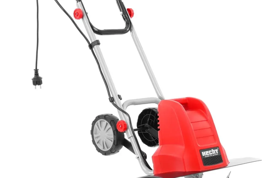 Motobineuse électrique Hecht 748 rouge sur roues, guidon gris à poignées rouges et six fraises noires, sur fond blanc