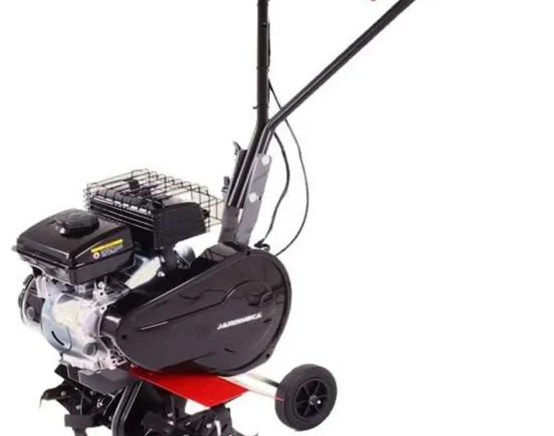 Motobineuse thermique Jardimeca FTS M100 noire, moteur R100 de 98 cm³, couteaux et roue de transfert, sur fond blanc