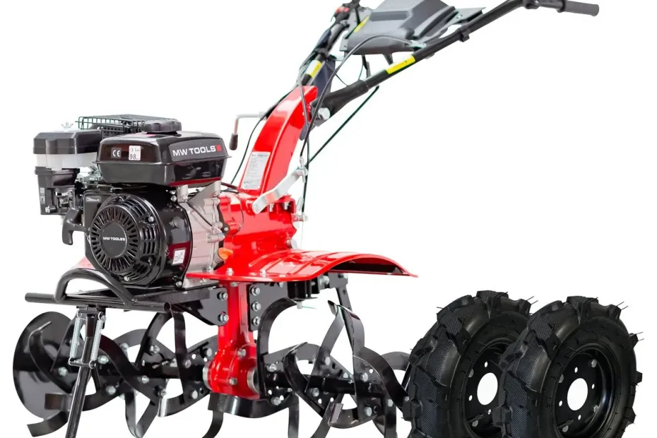 Motobineuse à engrenages MW Tools MFR1000T rouge, moteur Loncin 212 cm³, couteaux, disques et deux roues 400 x 8 fournies, sur fond blanc