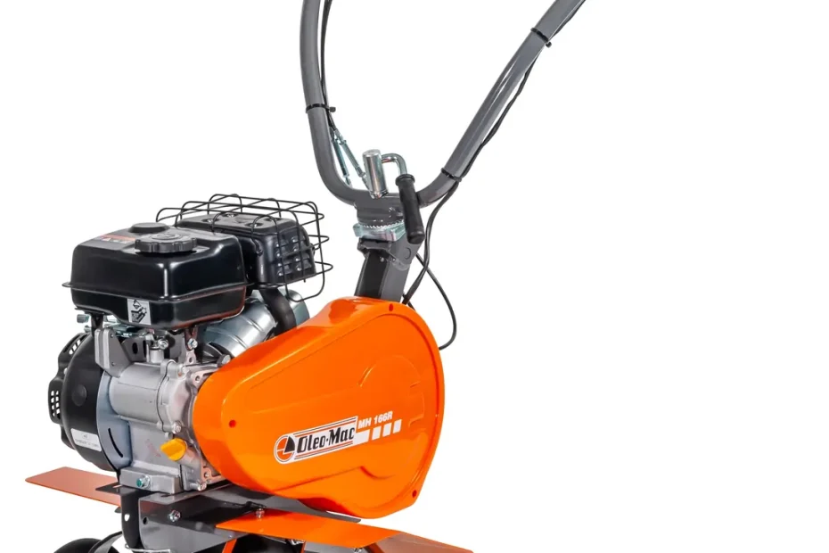 Motobineuse thermique Oleo-Mac MH 166 R orange, moteur RATO, quatre fraises, roue de transport et guidon elliptique, sur fond blanc