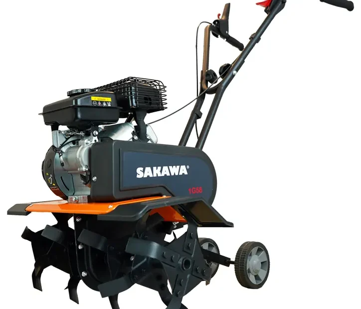 Motobineuse thermique Sakawa 1G58 noire et orange, moteur 4 temps, fraises et roues de transport, sur fond blanc