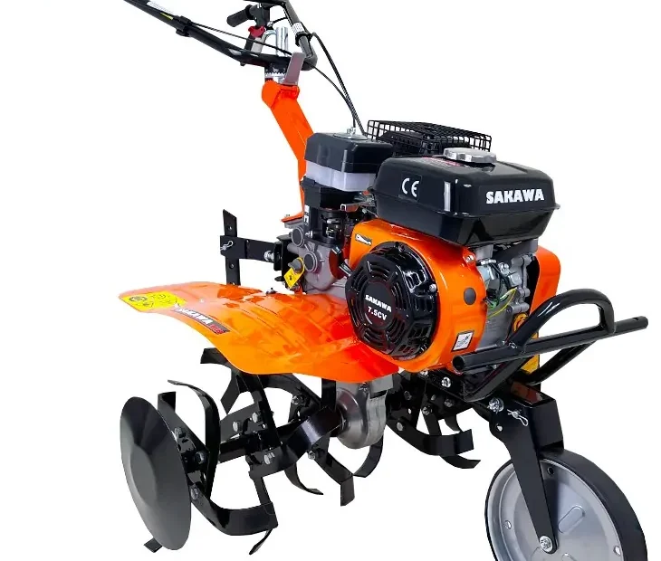 Motobineuse thermique Sakawa 1G72A orange, moteur 208 cm³, fraises, disques et roue avant, sur fond blanc