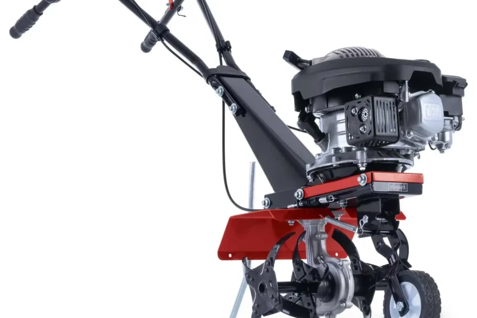 Motobineuse thermique Scheppach MTP370 rouge et noire, moteur OHV 150 cm³, couteaux, éperon et roue de transport, sur fond blanc