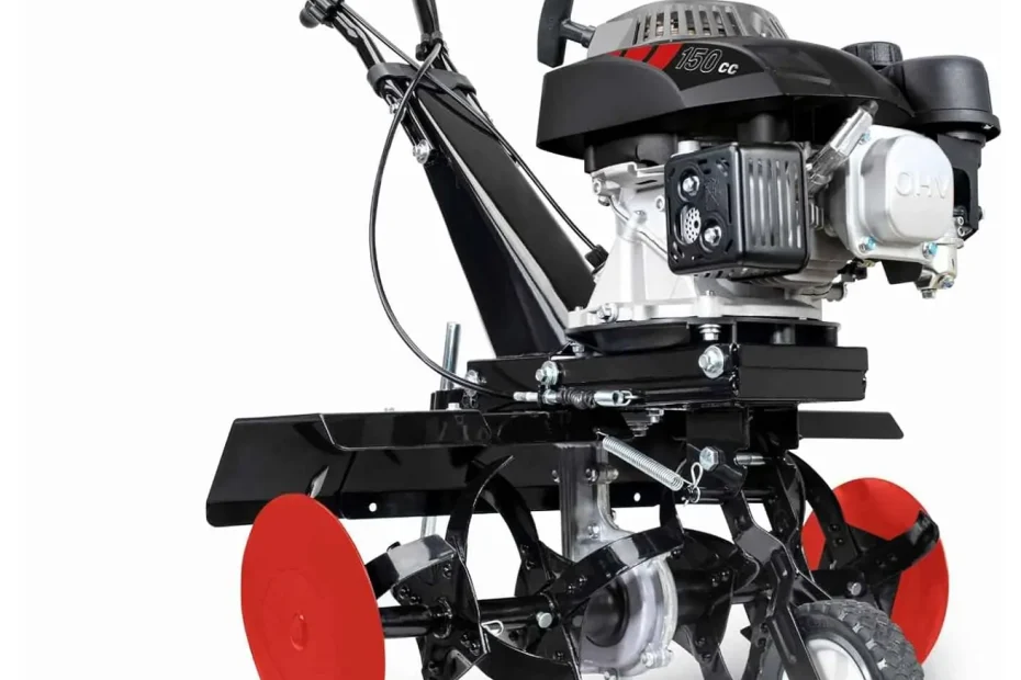 Motobineuse thermique Scheppach MTP560 noire, moteur 4 temps de 150 cm³, fraises à 24 couteaux et disques protège-plantes rouges, sur fond blanc