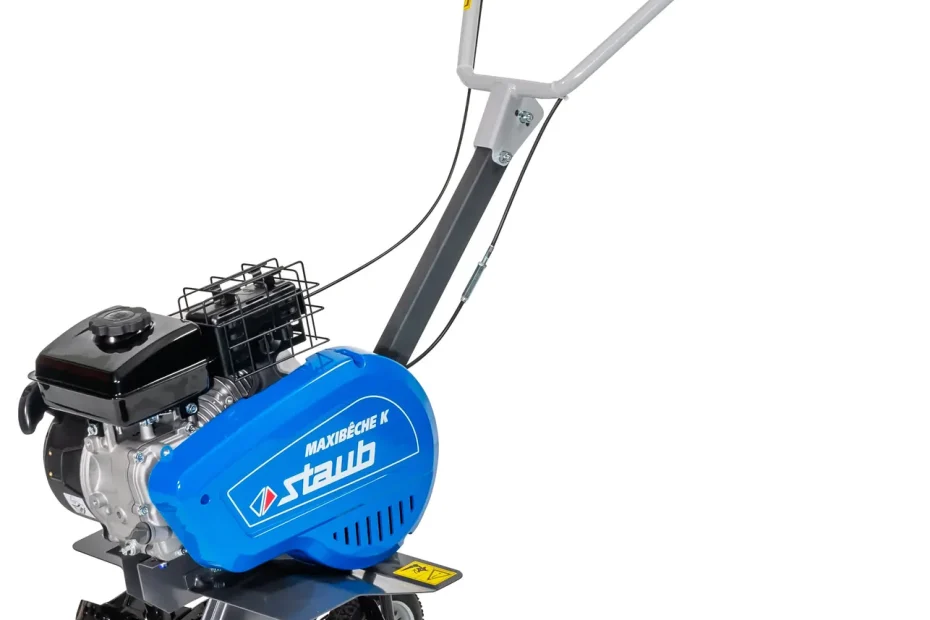 Motobineuse thermique Staub Maxibêche K bleue, moteur Emak de 80 cm³, six fraises et roue de transport, sur fond blanc