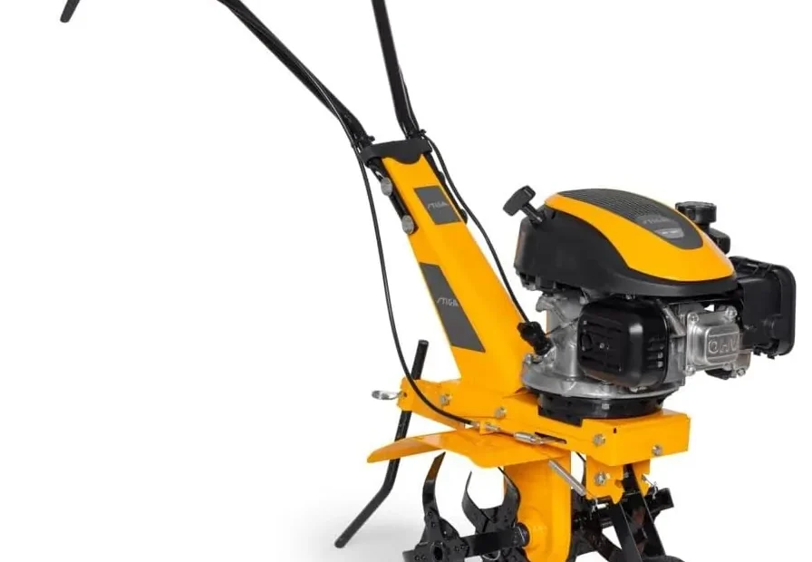 Motobineuse thermique STIGA SRC 36 V jaune et noire, moteur ST 120, lames, éperon et roue avant, sur fond blanc