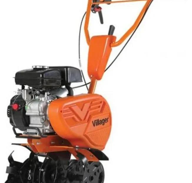 Motobineuse thermique Villager VTB 4310 V orange, moteur 4 temps de 79 cm³, quatre fraises et roues de support, sur fond blanc