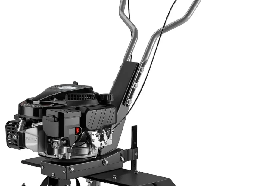 Motobineuse thermique Wiltec 65051 noire et grise, moteur RATO 144 cm³, six jeux de couteaux, éperon et roue avant, sur fond blanc