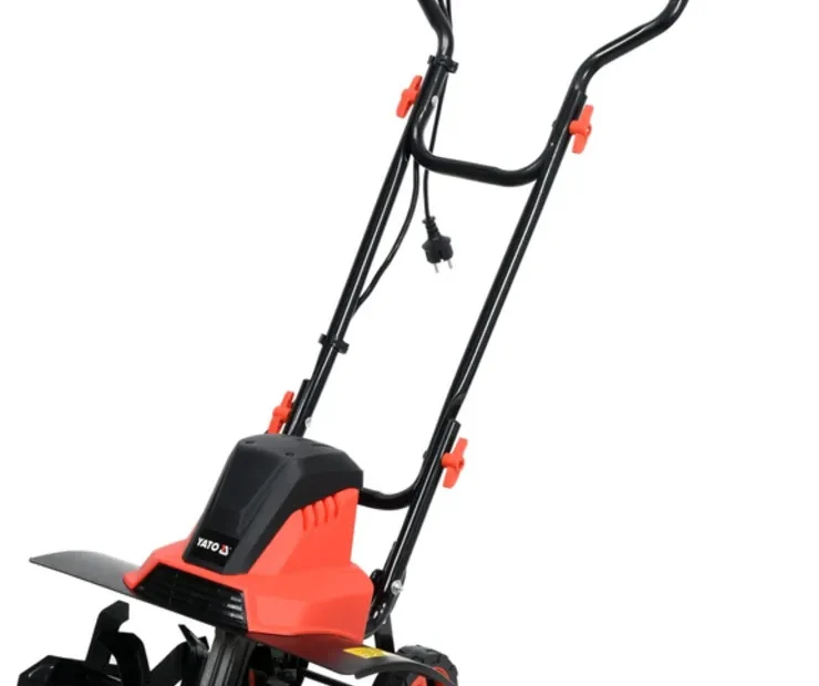 Motobineuse électrique Yato YT-84850 rouge et noire, six fraises, roues auxiliaires et guidon, sur fond blanc